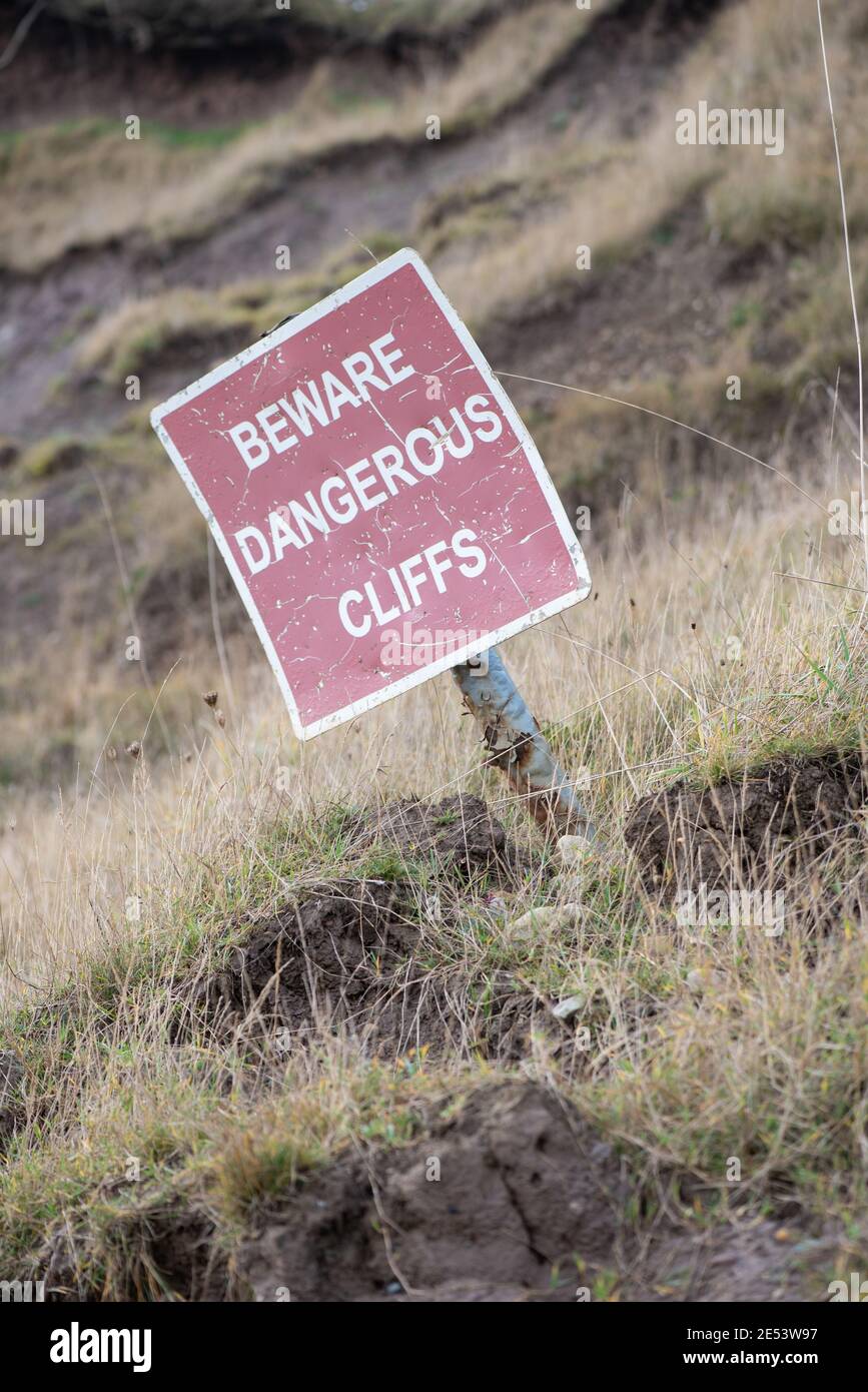 Warnung Schild Vorsicht: Gefährliche Klippen Landseite Cliff Fall Slippage Filey Beach UK Stockfoto