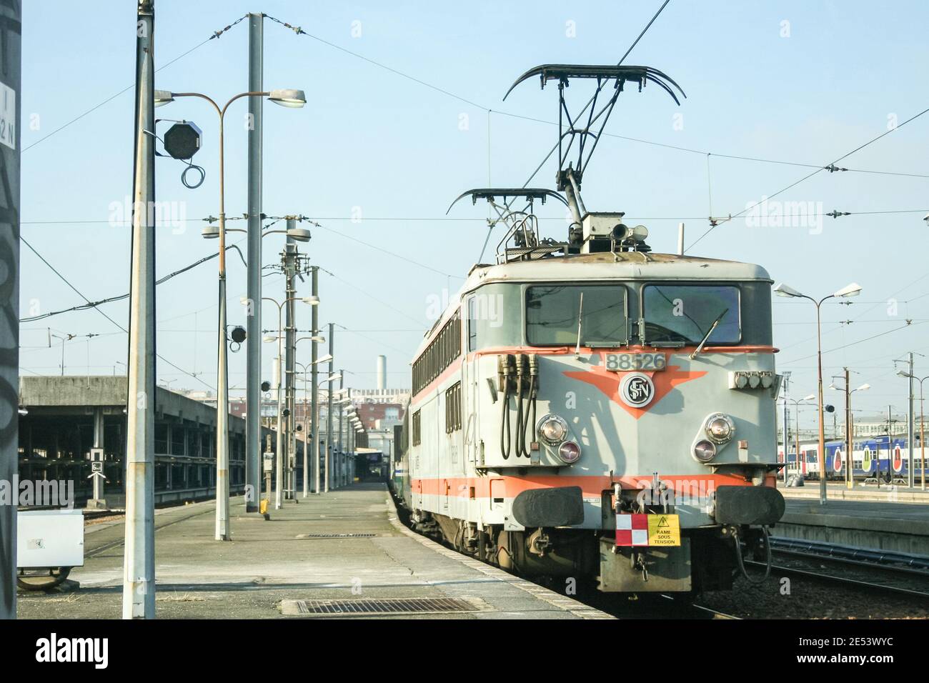 PARIS, FRANKREICH - 24. DEZEMBER 2008: Alte und verfallende Rangierlokomotive der Baureihe BB88500, die der SNCF-Gesellschaft auf den Bahnsteigen von Paris Bercy gehört Stockfoto