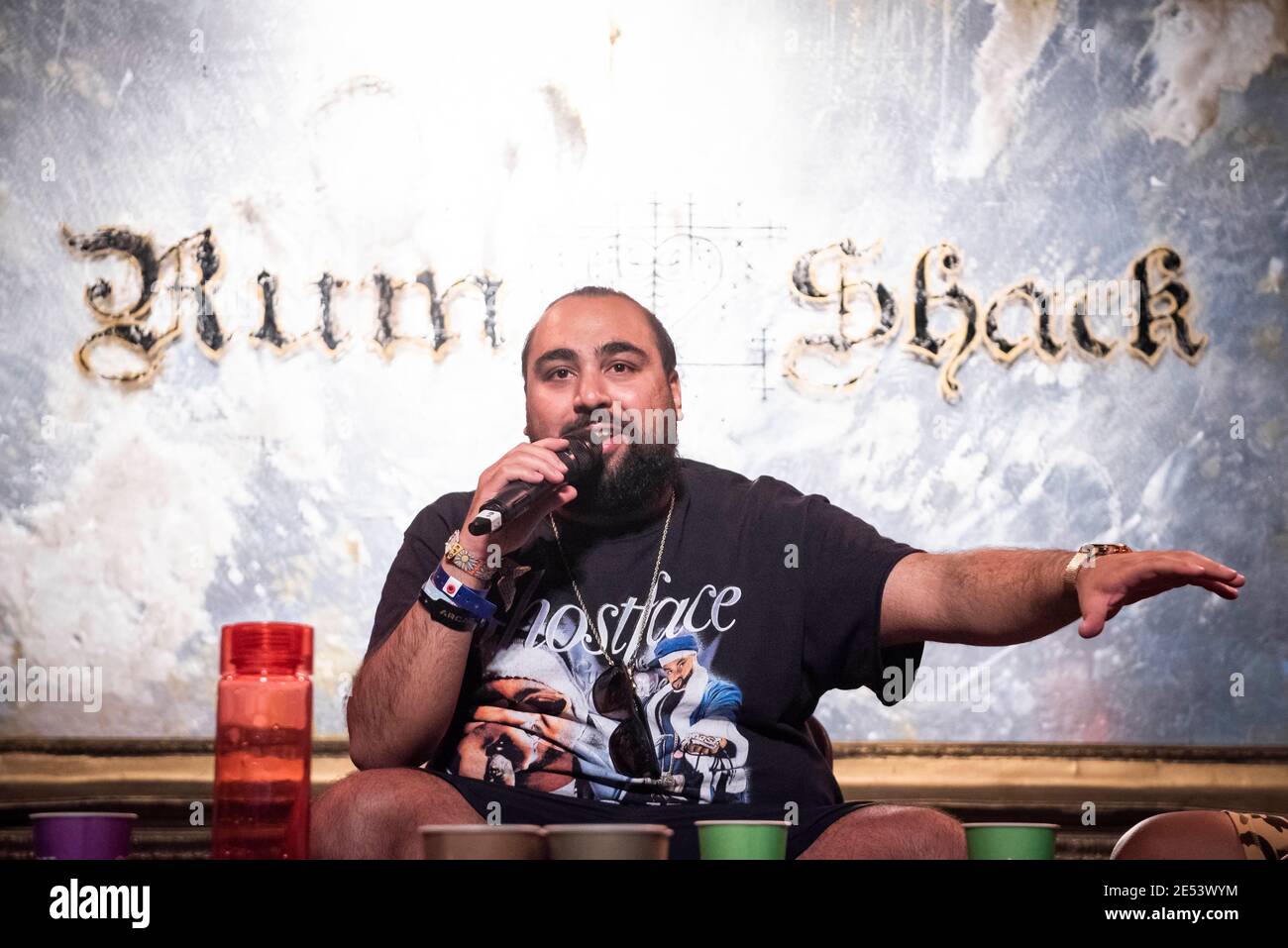 Asim Chaudhry (Chabuddy G) spricht live auf der Bühne Danke für den Podcast im Rumshack am 2. Tag von Glastonbury 2019, Worthy Farm, Pilton, Somerset. Stockfoto