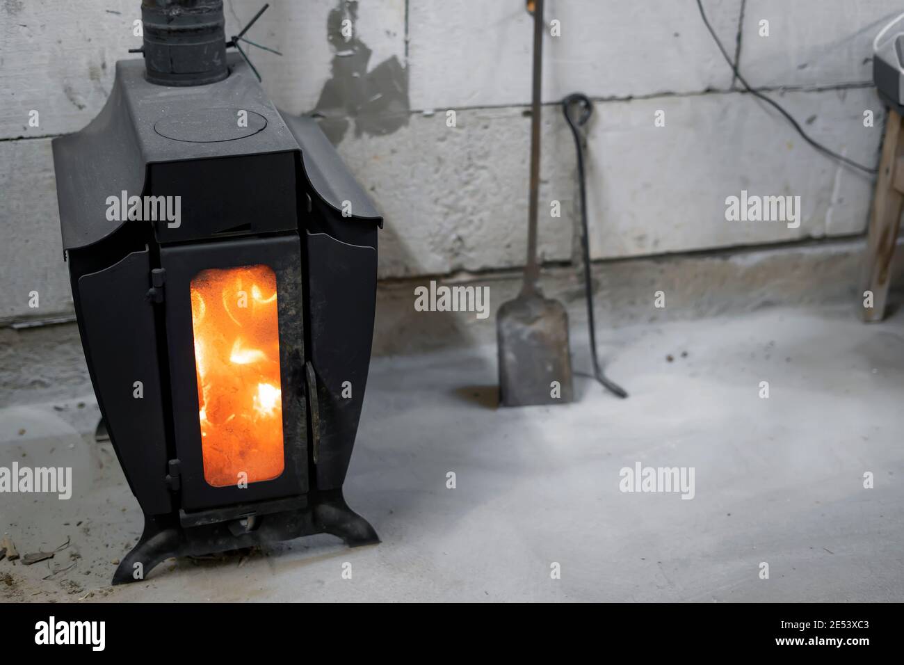 Brennender Holzofen in der Garage. Stockfoto
