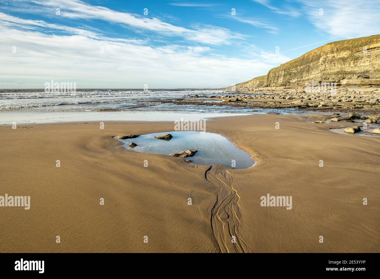 Dunraven Bay im Tal von Glamorgan South Wales an einem sonnigen und kalten Januartag. Der Strand liegt an der Glamorgan Heritage Coast. Stockfoto