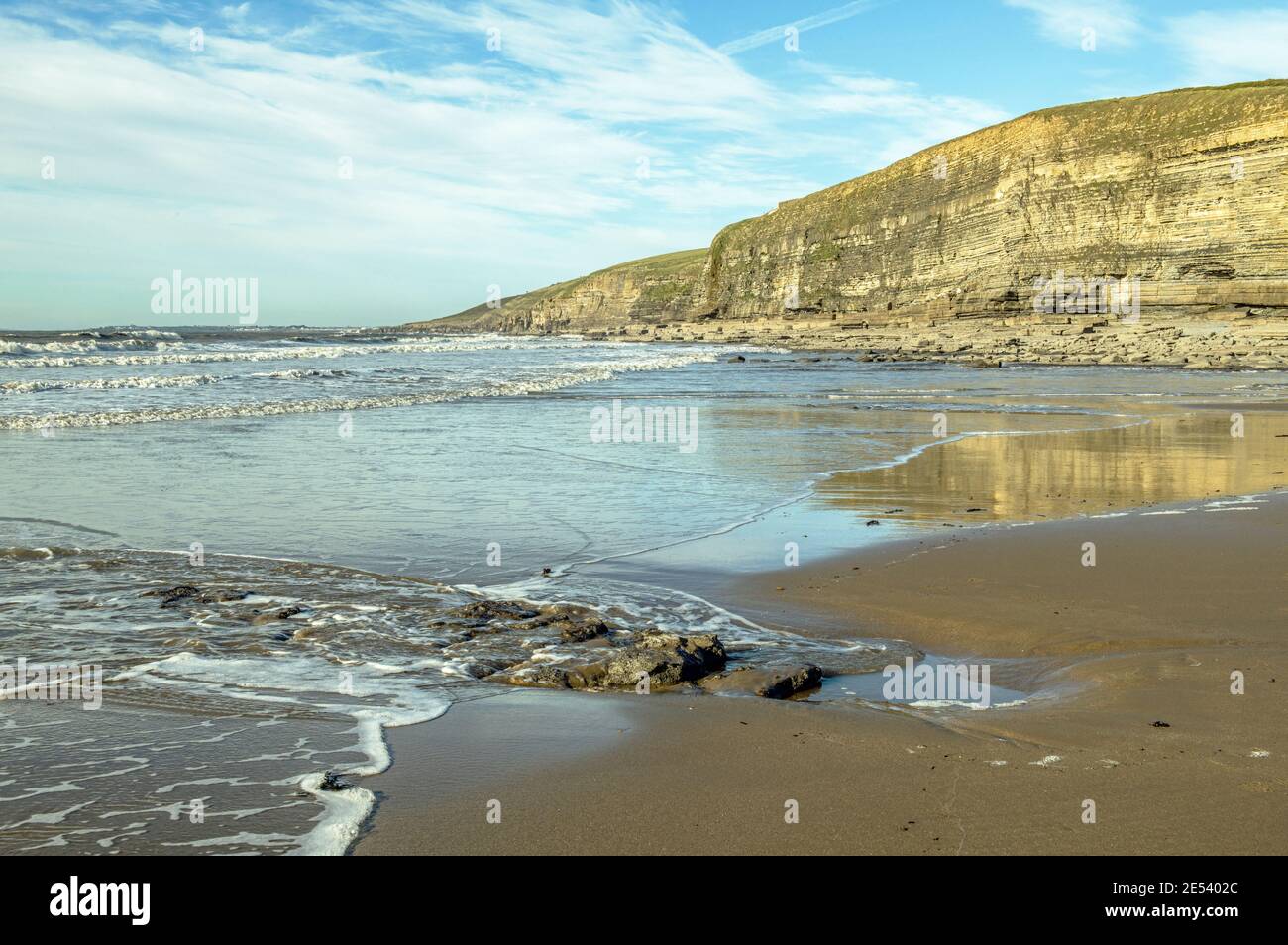 Dunraven Bay im Tal von Glamorgan South Wales an einem sonnigen und kalten Januartag. Der Strand liegt an der wunderschönen Glamorgan Heritage Coast. Stockfoto