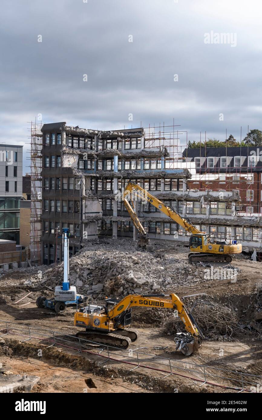 Demolition site High view (Schutt, schwere Maschinen, Bagger arbeiten & Abriss leere Bürogebäude Shell) - Hudson House, York, England, UK. Stockfoto