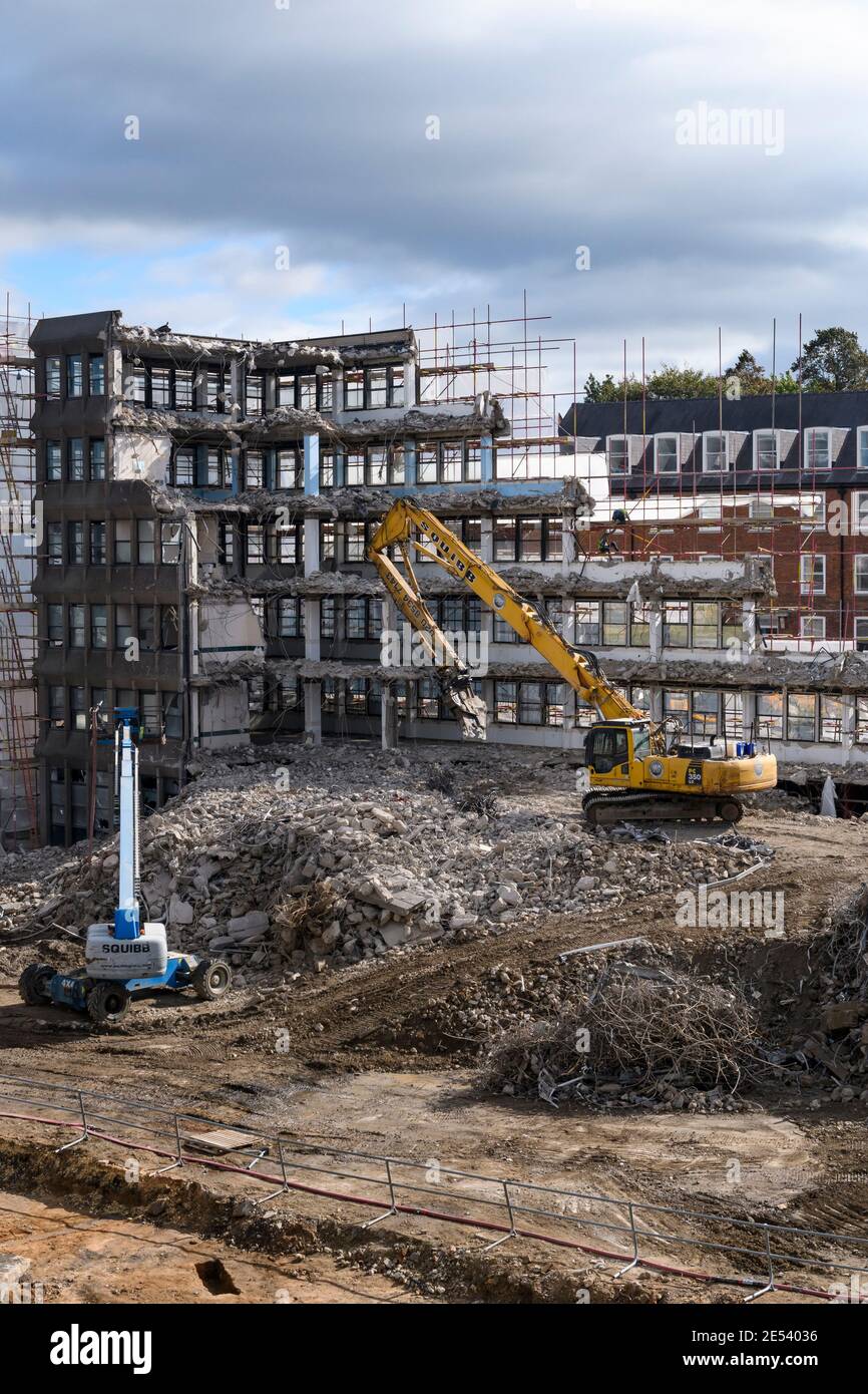 Demolition site High view (Schutt, schwere Maschinen, Bagger arbeiten & Abriss leere Bürogebäude Shell) - Hudson House, York, England, UK. Stockfoto
