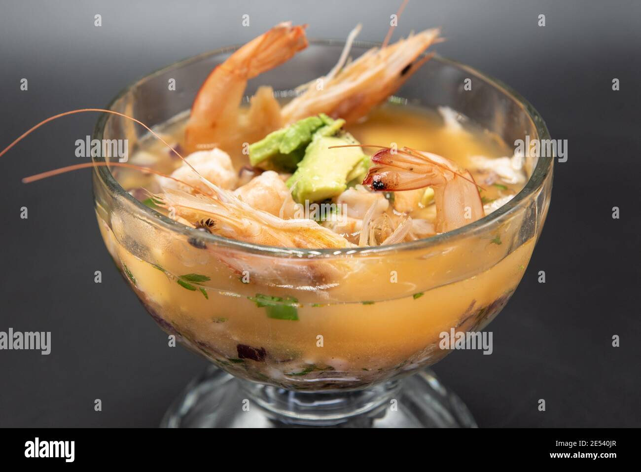 Becher mit warmer Garnelenbrühe mit Kopf und Schwanz in der Suppe enthalten. Stockfoto