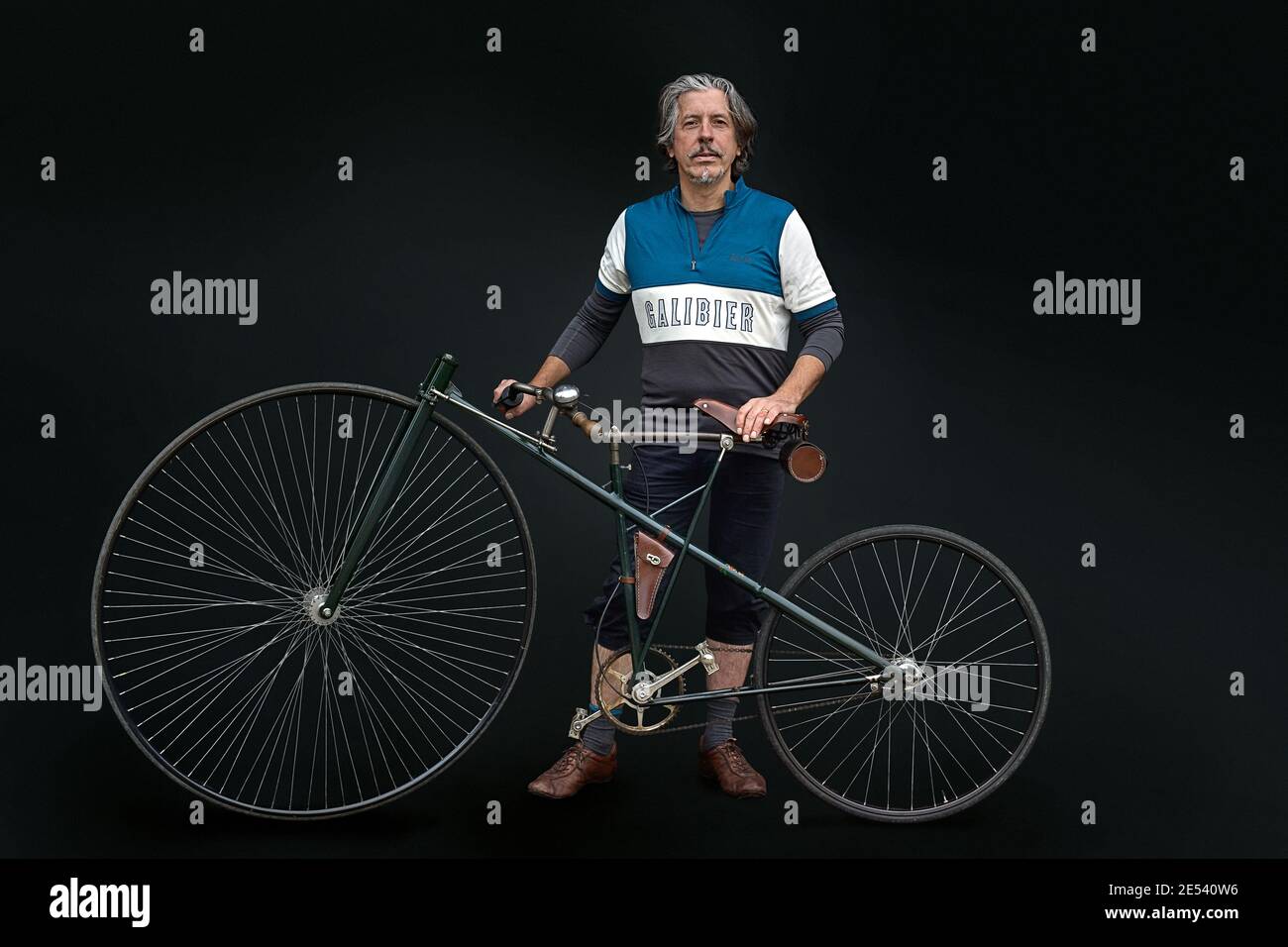 Mann hält vintage Fahrrad Lawson Bicyclette Stockfoto