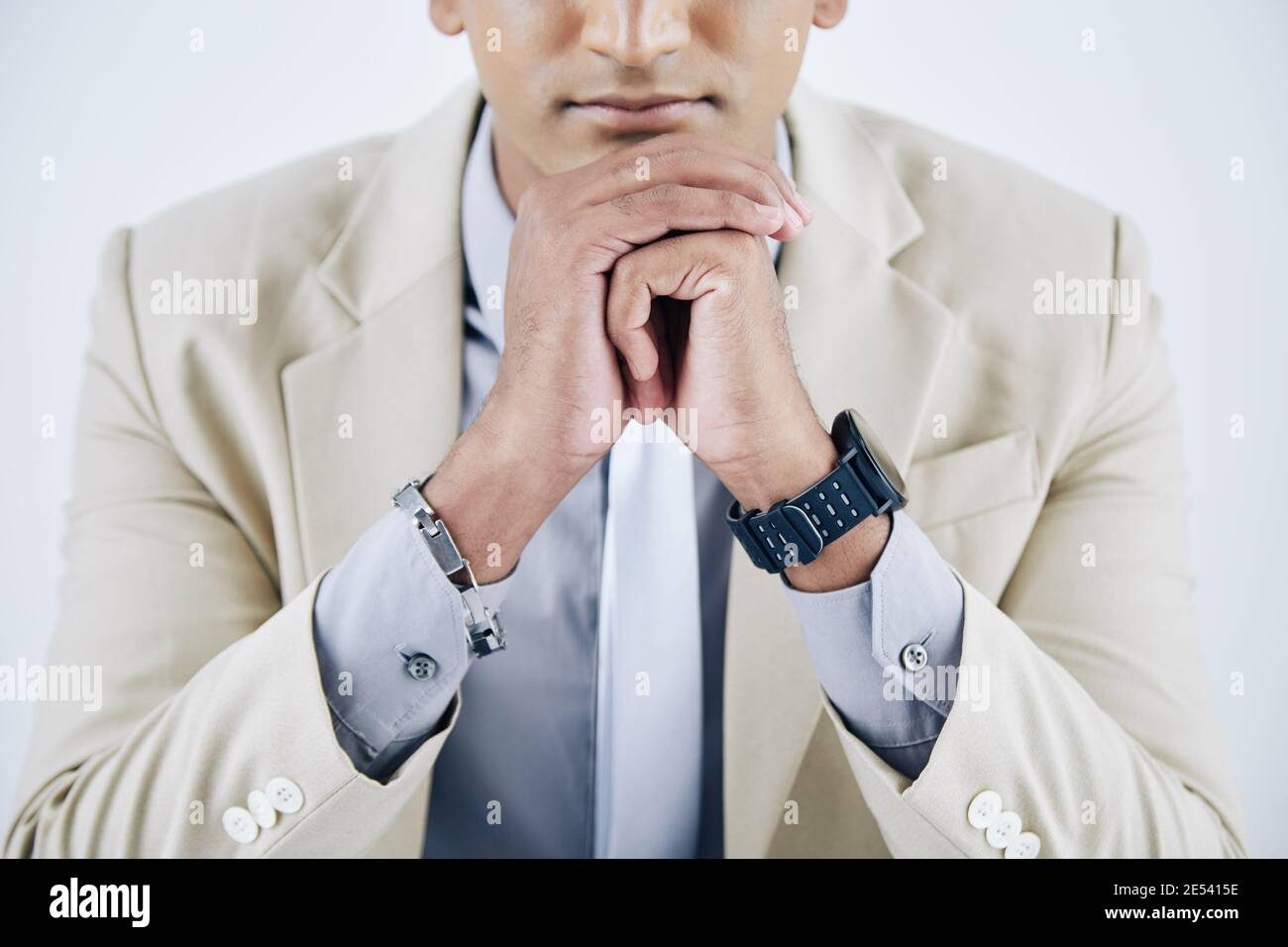 Beschnittenes Bild von jungen ernsthaften Unternehmer, die über neues Projekt nachsinnen Er arbeitet daran Stockfoto