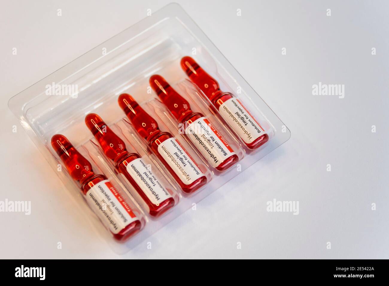 Hydroxocobalaminacetat-Ampullen, Vitamin B12A. Rot gefärbte  Injektionslösung in der Behandlung von Vitamin B12 Mangel. Accord  Healthcare Stockfotografie - Alamy