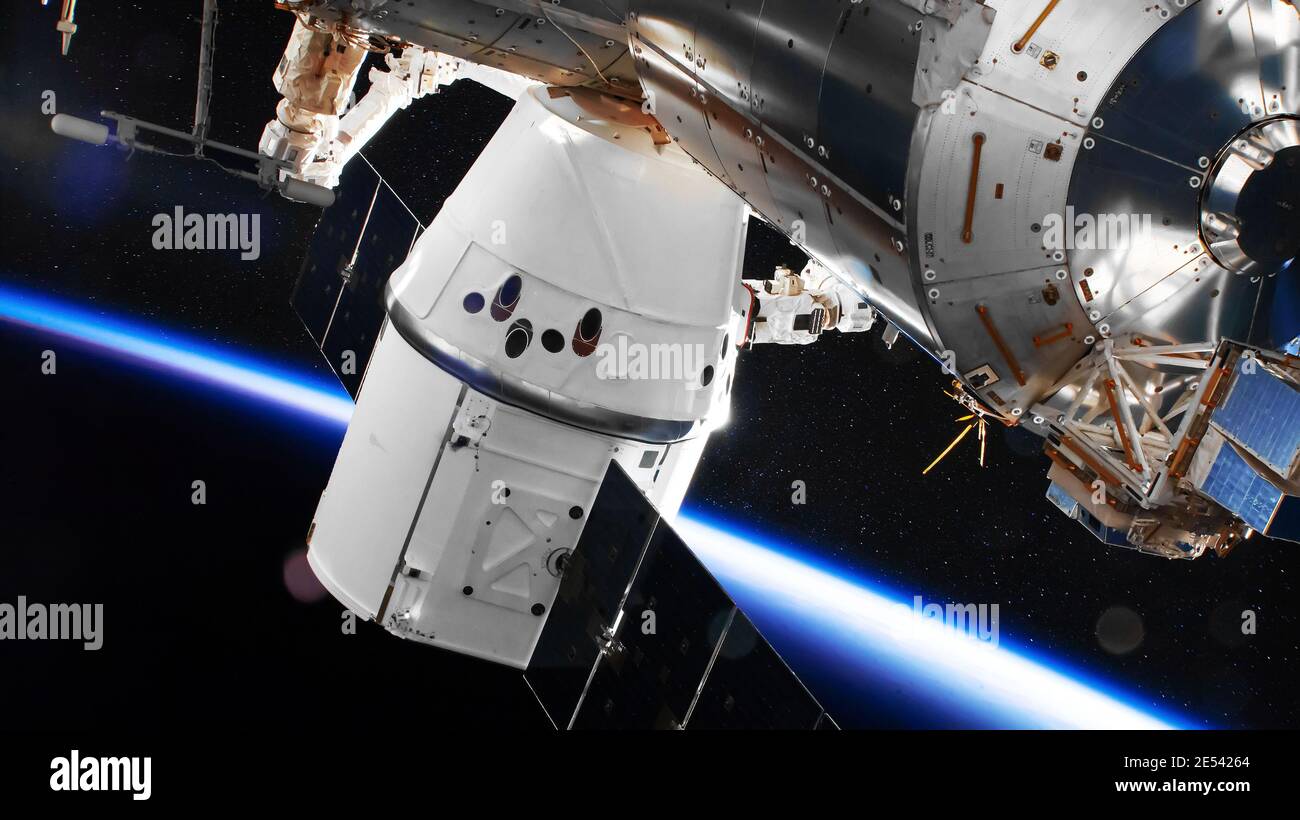 Die Raumsonde SpaceX Crew Dragon ist an die Internationale Raumstation angedockt. Elemente dieses Bildes, die von der NASA eingerichtet wurden. Stockfoto