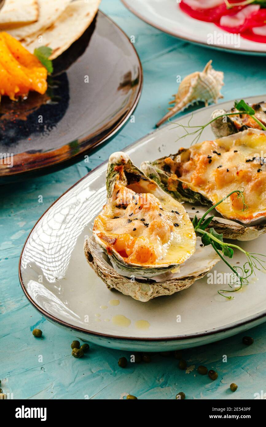 Gourmet gebackene Julienne in einer Austernschale serviert Stockfoto