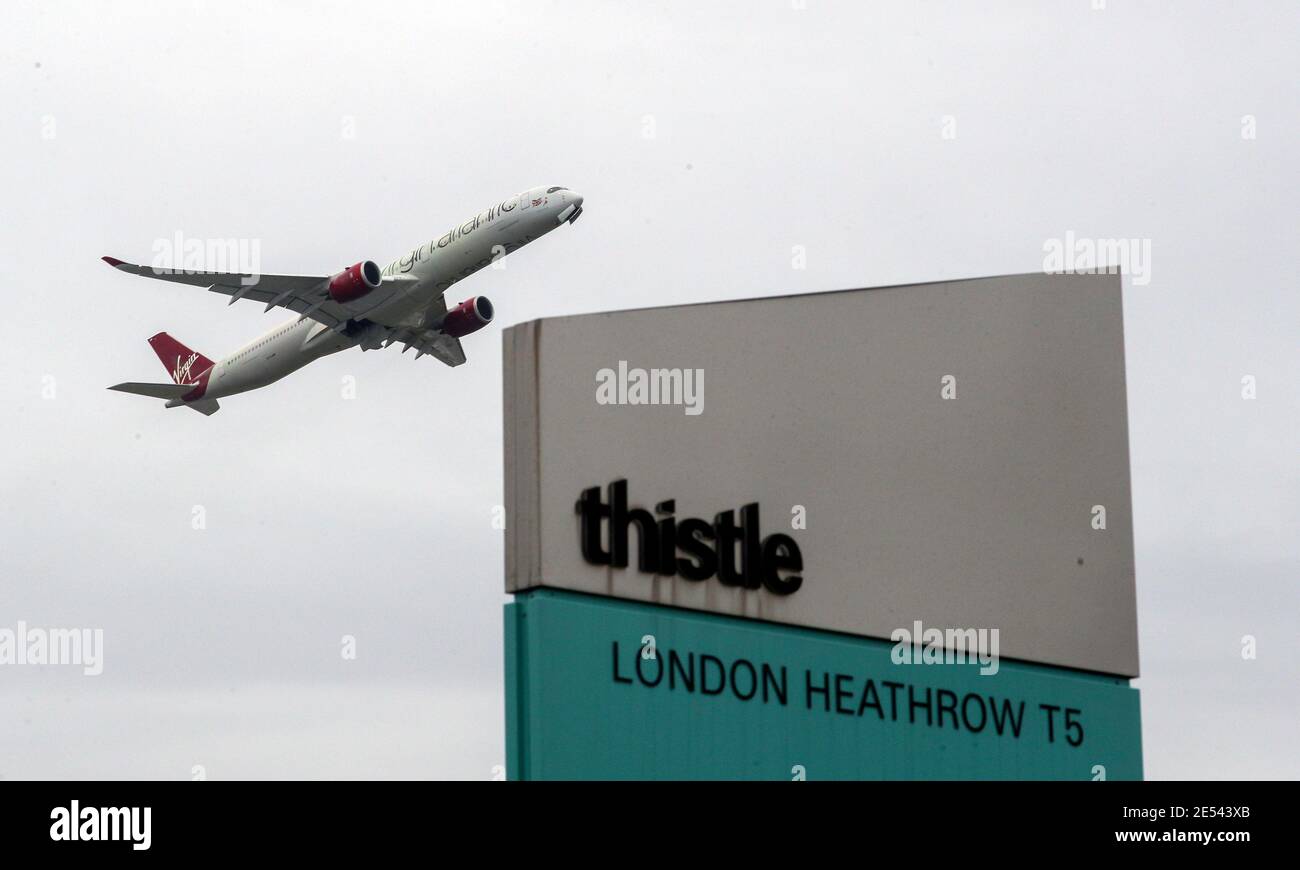 Ein Flugzeug fährt am Thistle Hotel in Heathrow vorbei. Es wird erwartet, dass Premierminister Boris Johnson Pläne genehmigt, einige Reisende, die nach Großbritannien kommen, in Hotels in Quarantäne zu zwingen, um die Ausbreitung neuer Coronavirus-Varianten zu begrenzen. Bilddatum: Dienstag, 26. Januar 2021. Stockfoto