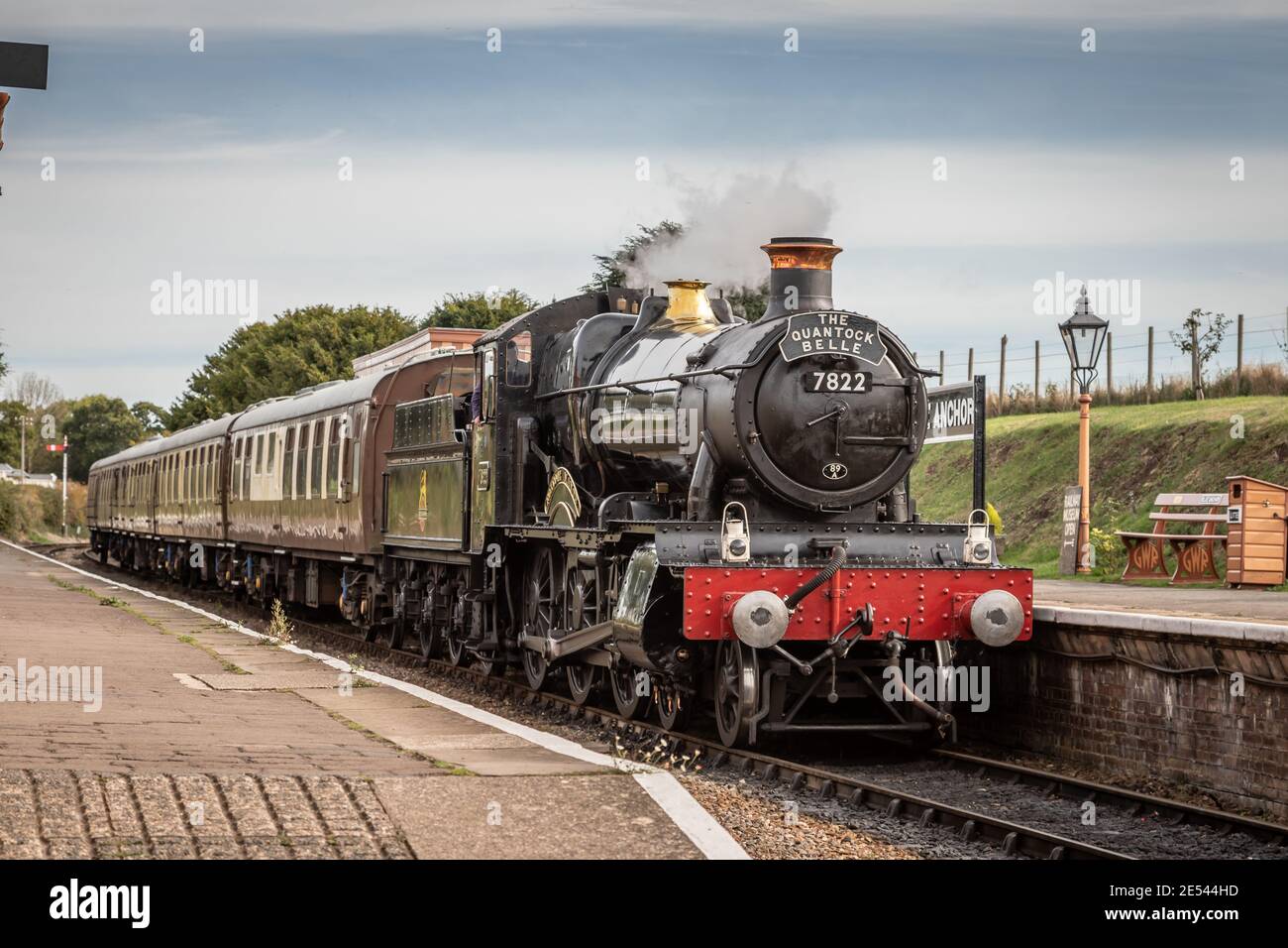 BR 'Manor' 4-6-0 No. 7822 'Foxcote Manor' kommt an der Blue Anchor Station auf der West Somerset Railway an Stockfoto