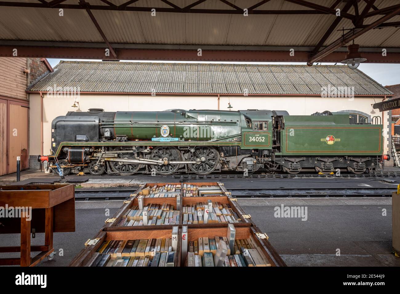 BR 'WC' 4-6-2 No. 34046 'Braunton' (getarnt als 34052 'Lord Dowling') wartet in Minehead auf der West Somerset Railway Stockfoto