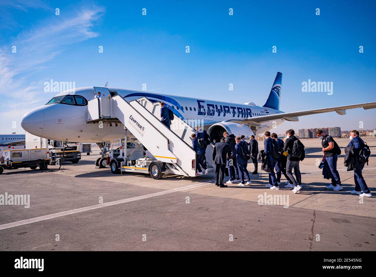 26. Januar 2021, Ägypten, Kairo: Handball: Weltmeisterschaft 2021: Nach dem vorzeitigen Ausstieg nach der Hauptrunde besteigen die Deutschen ein Charterflugzeug zurück nach Köln/Bonn. Das Team belegte den zwölften Platz, den schlechtesten WM-Abschluss in der Vereinsgeschichte. Foto: Sascha Klahn/dpa Stockfoto