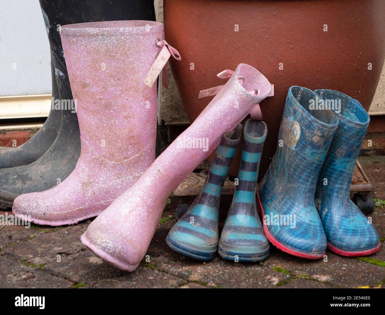 Eine Kollektion von Gummistiefel, alle Größen, Farben und Muster. Stockfoto