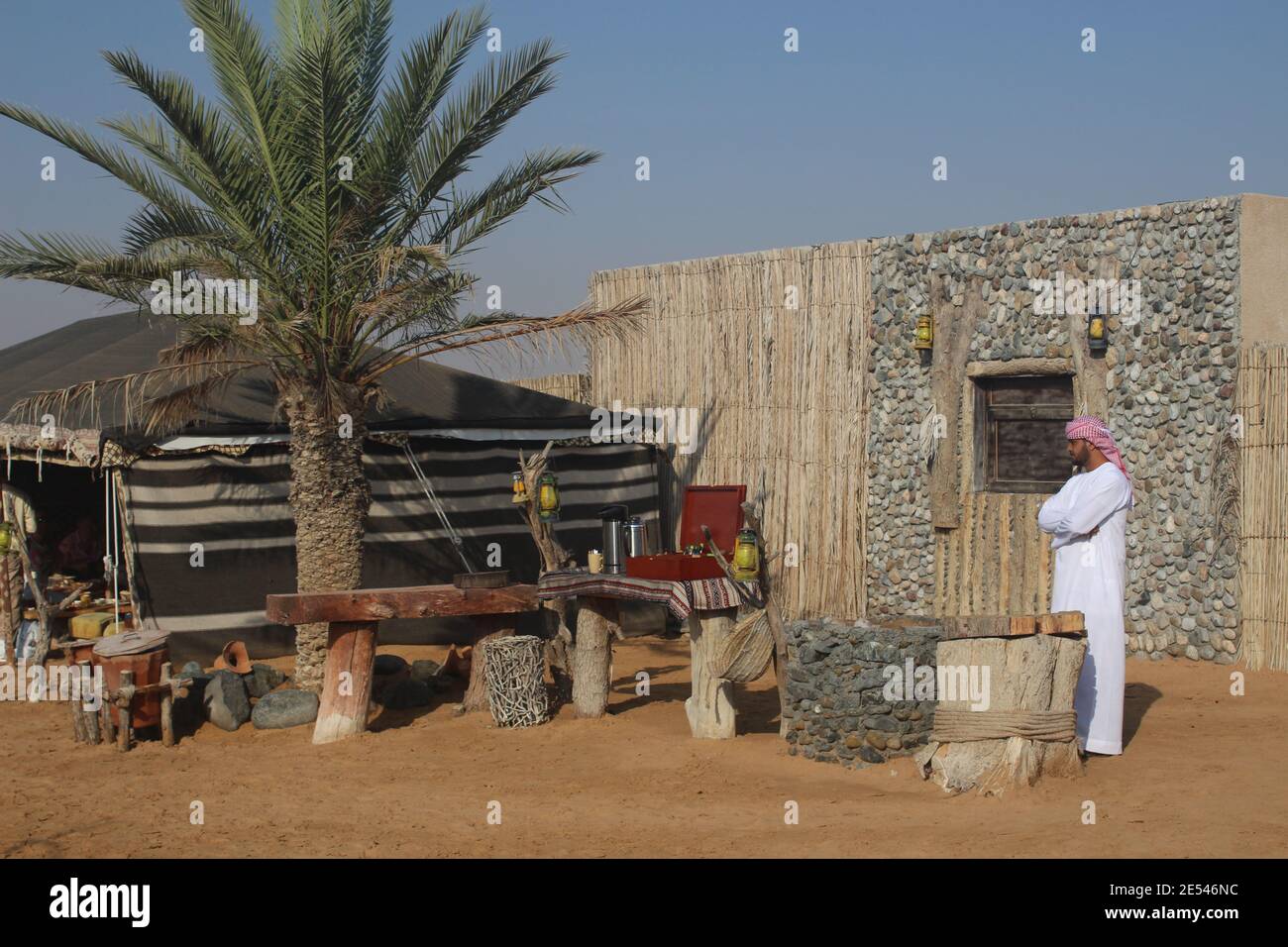 ROTE DÜNEN, VEREINIGTE ARABISCHE EMIRATE - 09. Nov 2019: Beduinenkamp in Dubai Vereinigte Arabische Emirate in der Wüste Stockfoto