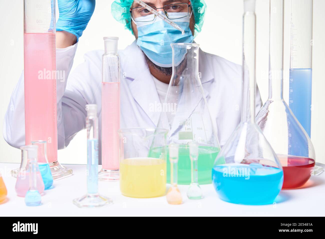 Laborwissenschaftler Techniker trägt Handschuhe, Maske und Laborkittel arbeiten an der Forschung und Durchführung von Experimenten im Labor mit Reagenzgläsern und Sub Stockfoto