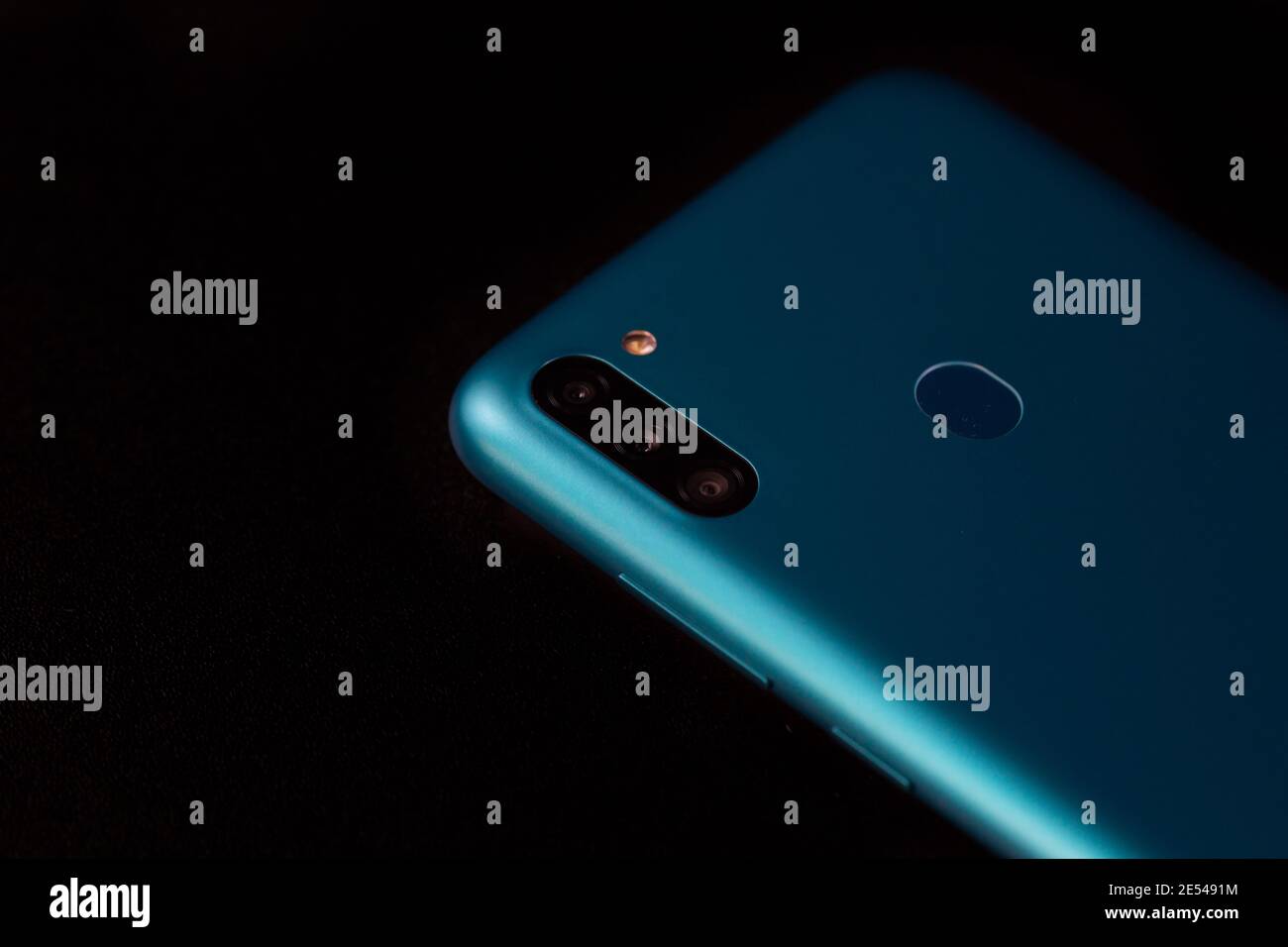 Selektiver Fokus auf der Rückseite des neuen Smartphones Samsung Galaxy M11 Dreifach-Kamera und Fingerabdrucksensor. Bukarest, Rumänien, 2021 Stockfoto