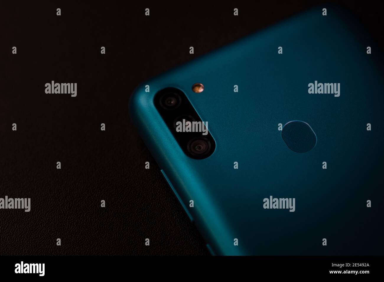 Selektiver Fokus auf der Rückseite des neuen Smartphones Samsung Galaxy M11 Dreifach-Kamera und Fingerabdrucksensor. Bukarest, Rumänien, 2021 Stockfoto