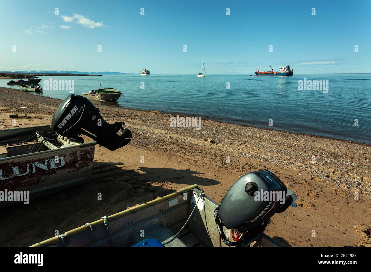 Ein Ufer in Pond Inlet, Kanada, an einem Sommertag, mit Booten Stockfoto