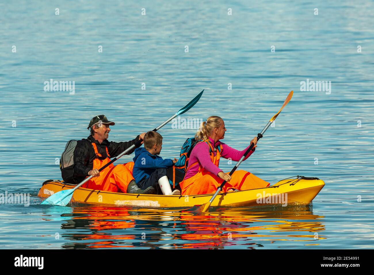Zwei Erwachsene und ein Kind auf einem Kajak in Pond Inlet (North West Passage, Kanada) Stockfoto