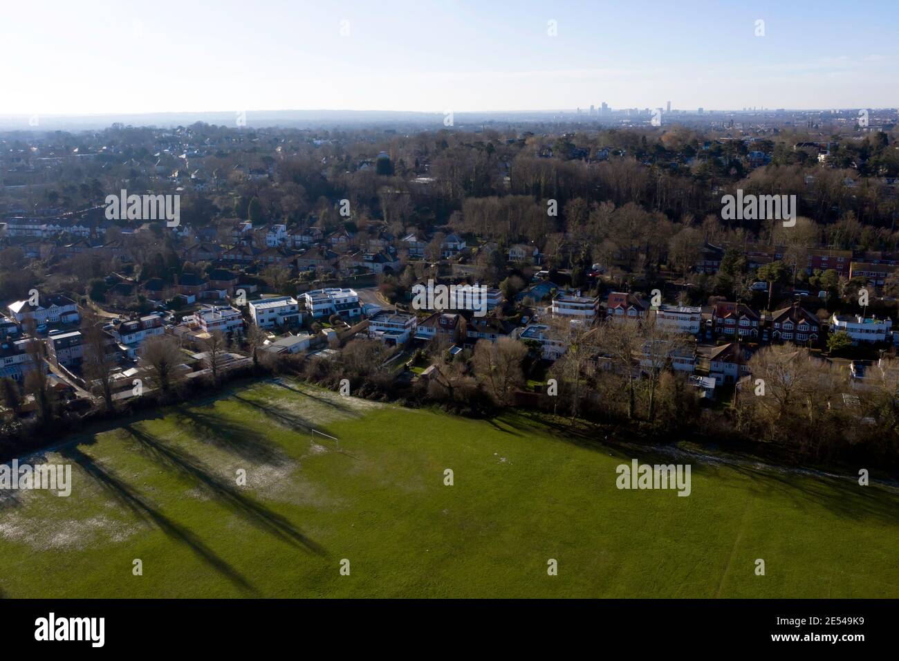 Luftaufnahme vom Spielfeld der Warren Avenue mit Blick auf die Ravensmead Road und die Ravensbourne Avenue Stockfoto