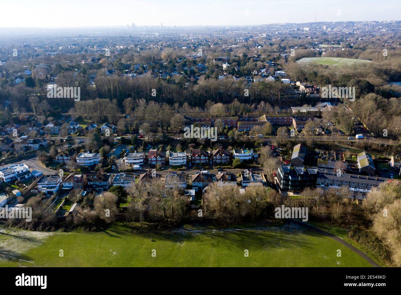 Luftaufnahme vom Spielfeld der Warren Avenue mit Blick auf die Ravensmead Road und die Ravensbourne Avenue Stockfoto