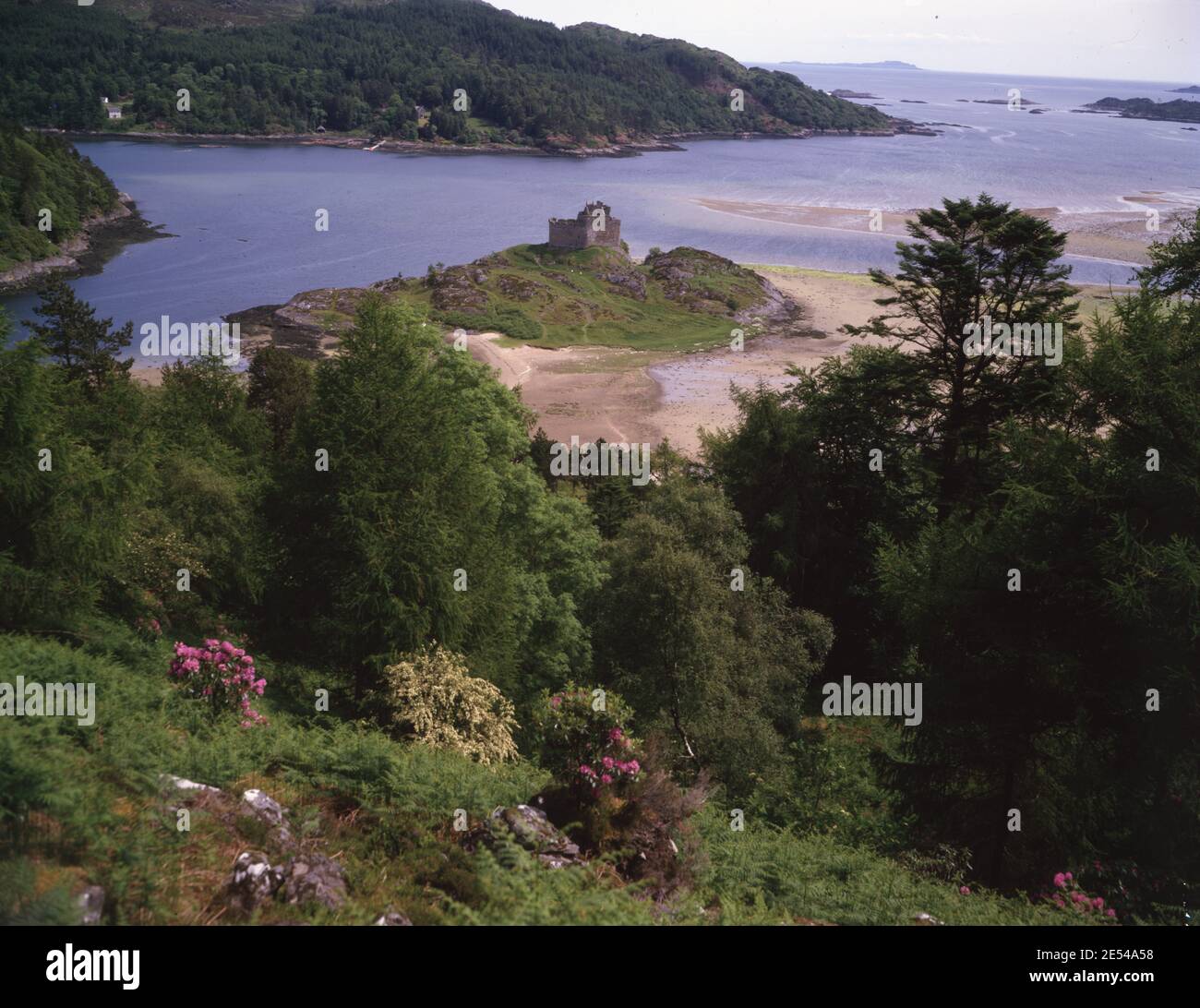 Schottland, Highlands. Schloss Tioram auf seiner kleinen Insel am Loch Moidart. Ca. 1985. Gescannt aus 5x4' Original Transparentfolie Foto von Tony Henshaw/Tom Parker Collection © World Copyright Stockfoto