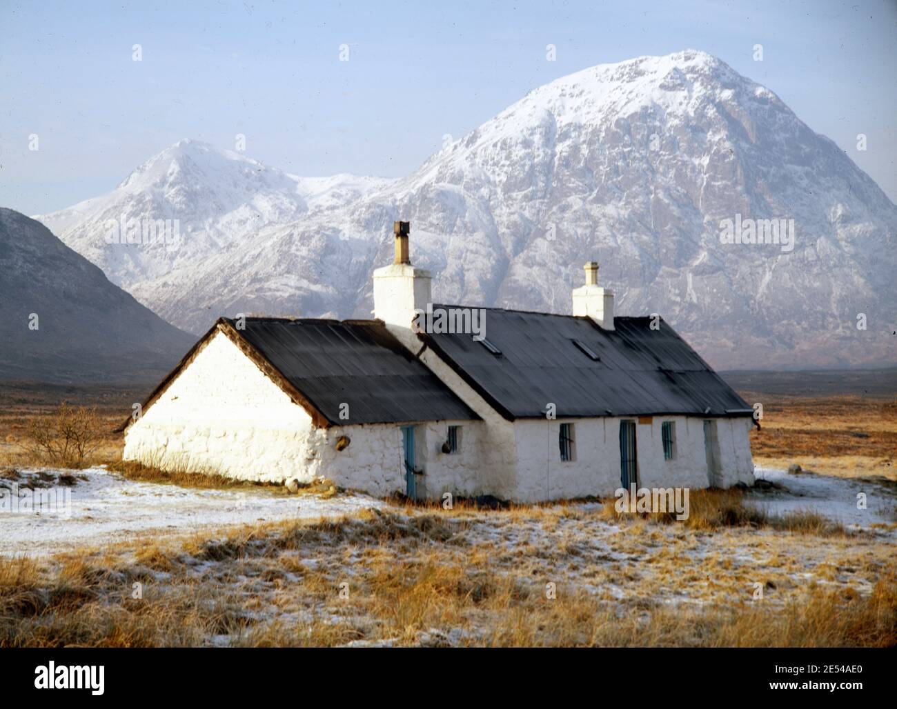 Schottland, Rannoch Moor. Morgenlicht auf dem alten Black Cottage, das von Bergsteigern auf den Glencoe Hills als Bothy genutzt wird. Ca. 1980. Foto von Tony Henshaw/Tom Parker Collection Gescannt von einer 5 x 4' Original-Transparenz aus einem einzigartigen und atemberaubenden Archiv von Originalaufnahmen von den Britischen Inseln vom Fotografen Tom Parker. © World Copyright. Stockfoto