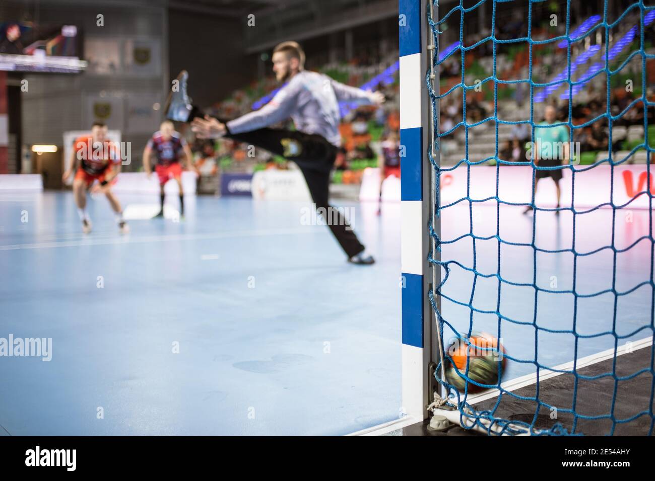 Detailansicht des Handball-Torpostens mit Netz und Ball zum Ziel Stockfoto