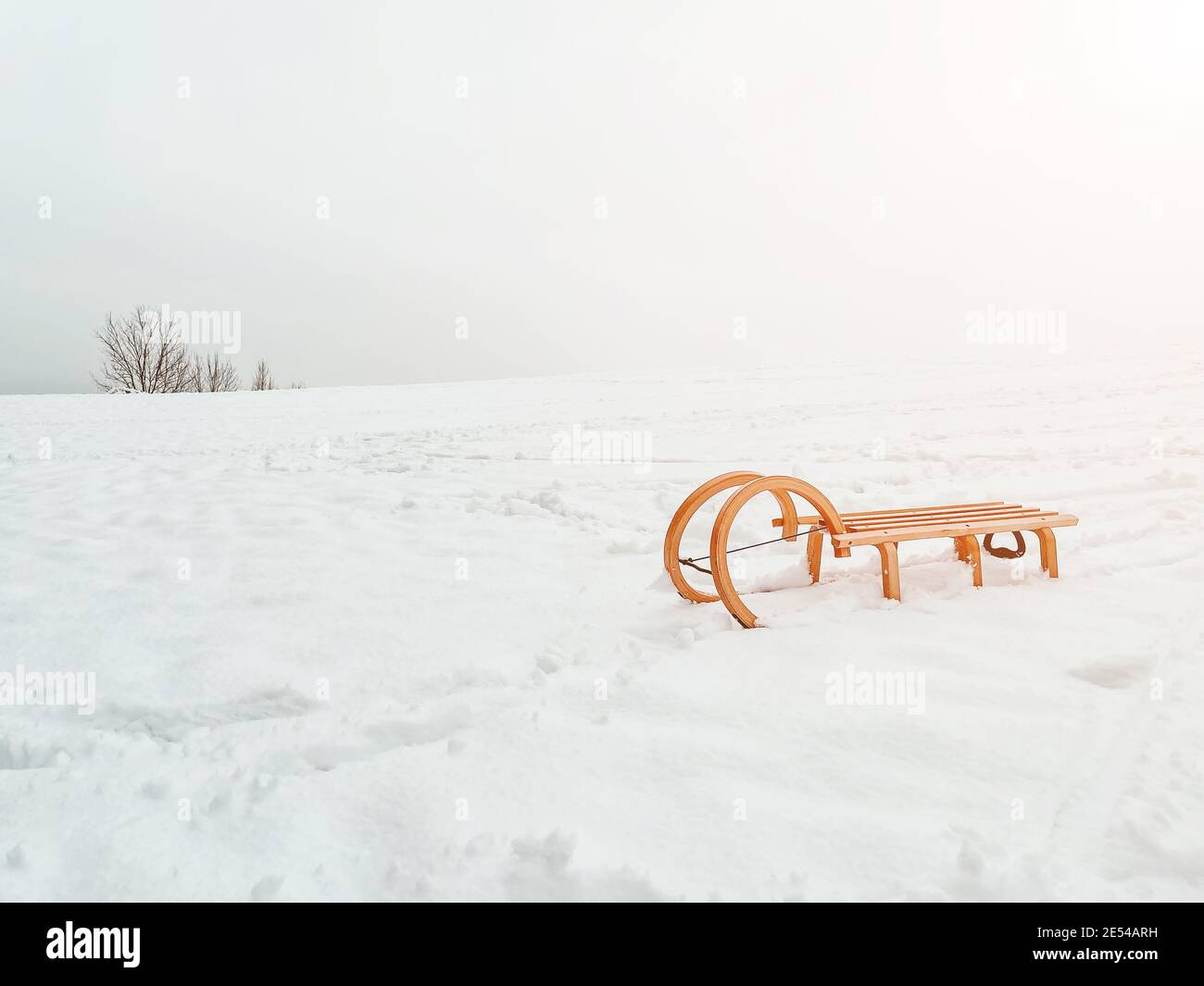 Tiefweißer Schnee auf dem Berg und Holzschlitten hinein Vintage-Stil - Outdoor-Aktivitäten im Winter Stockfoto