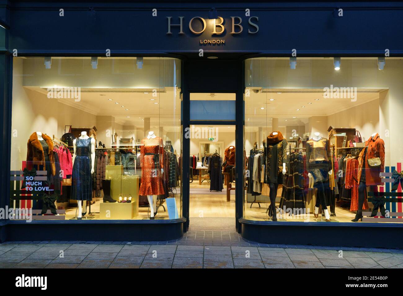 Am Abend können Sie im Hobbs Store in Harrogate, North Yorkshire, England, ein Schaufenster mit eleganten Kleidern sehen. Stockfoto