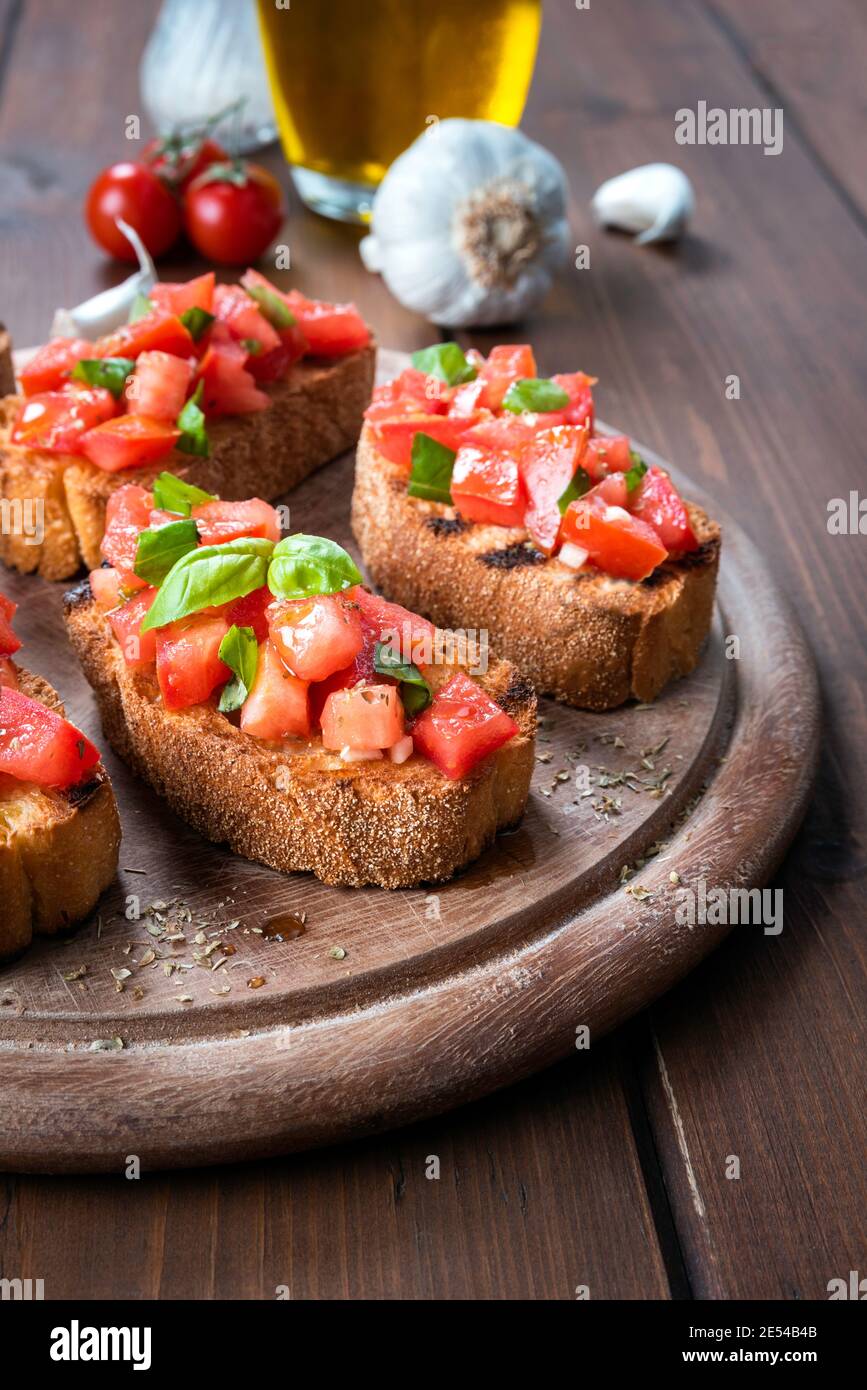 Klassische italienische Bruschetta mit frischen Tomaten, nativem ...