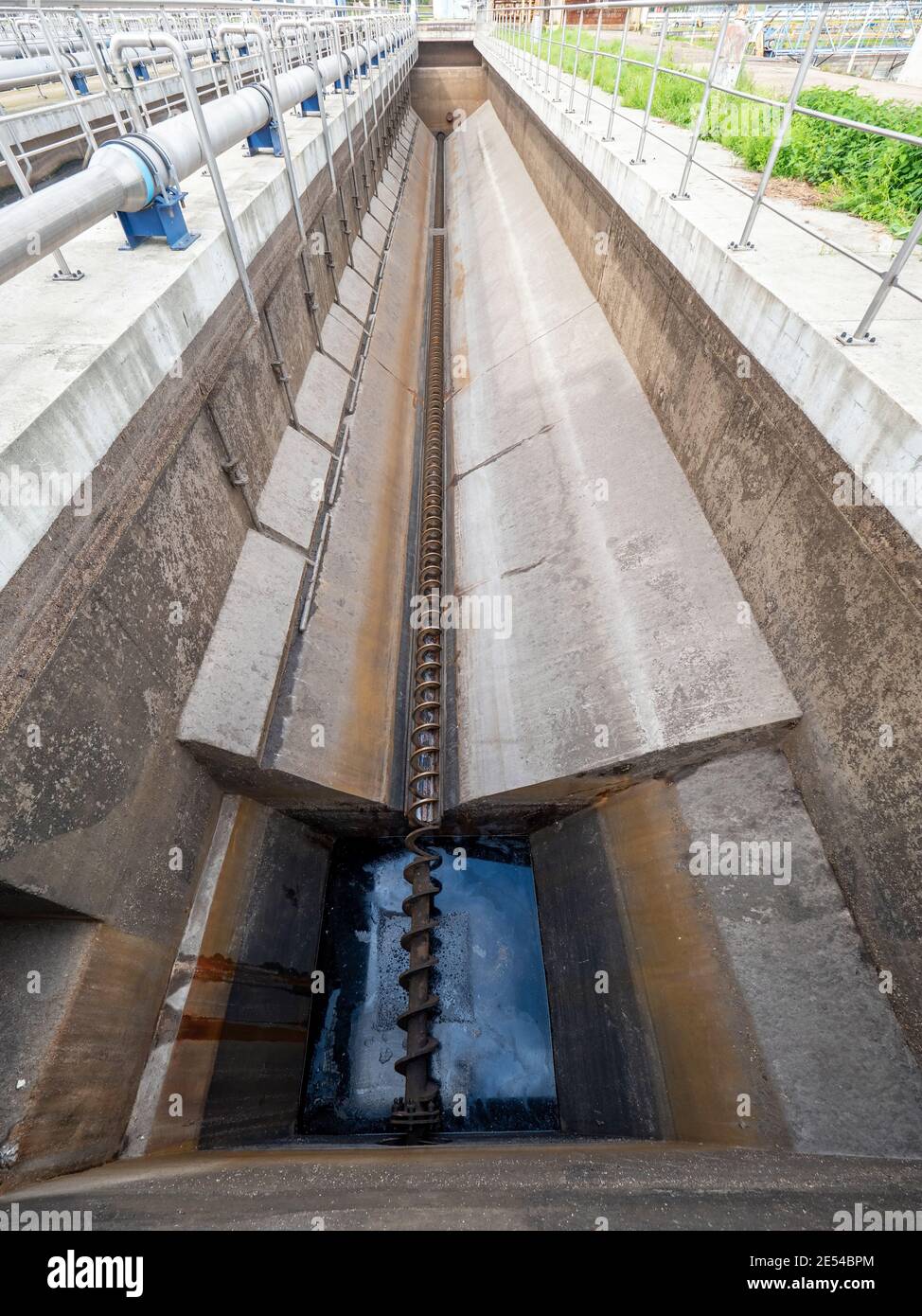 Reinigung der Fettabscheider, Abwassertank und Schacht am Stadtabwasser Und Schlammfabrik Stockfoto