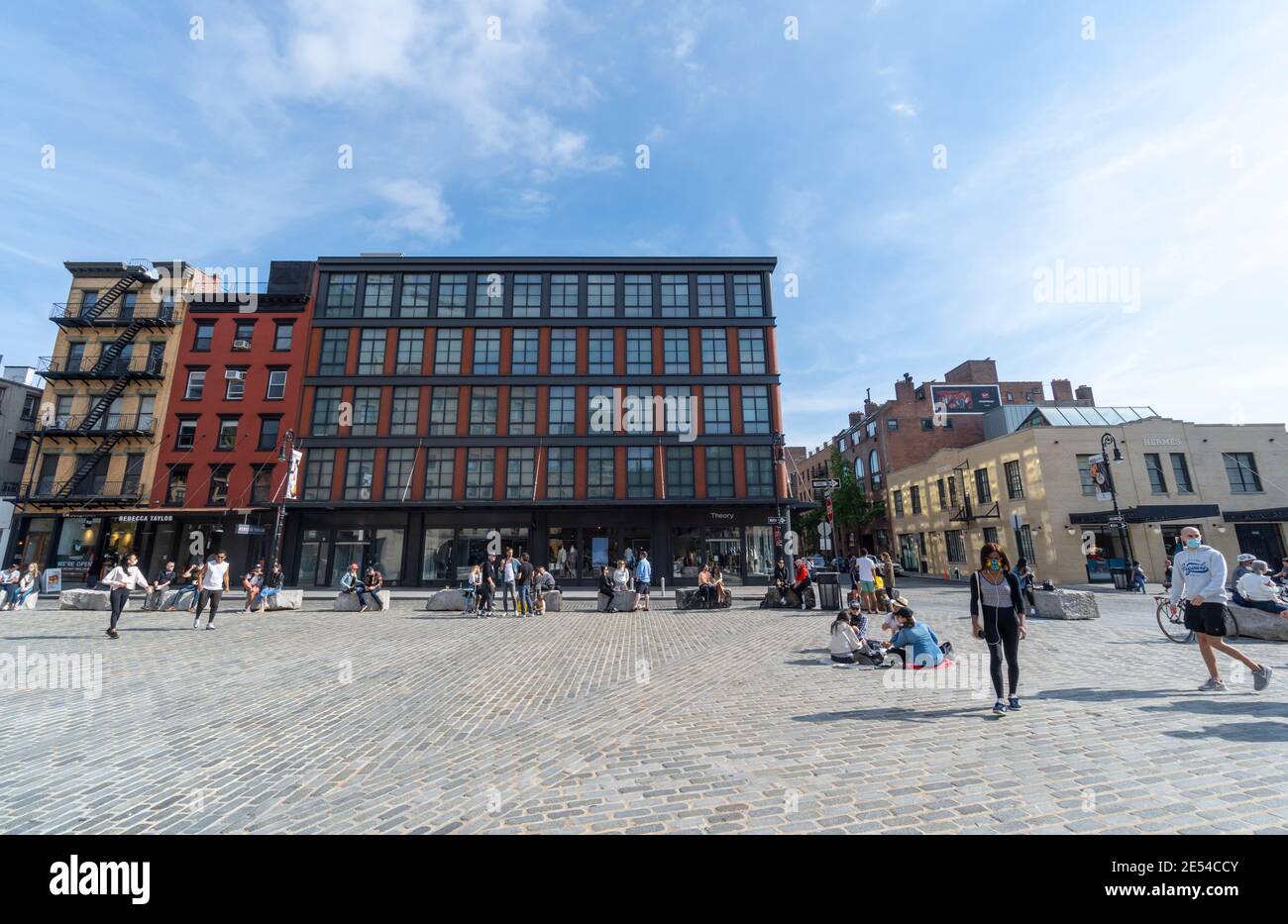 Menschen auf dem Gansevoort Plaza im Meatpacking District während der Pandemie von COVID-19. Stockfoto