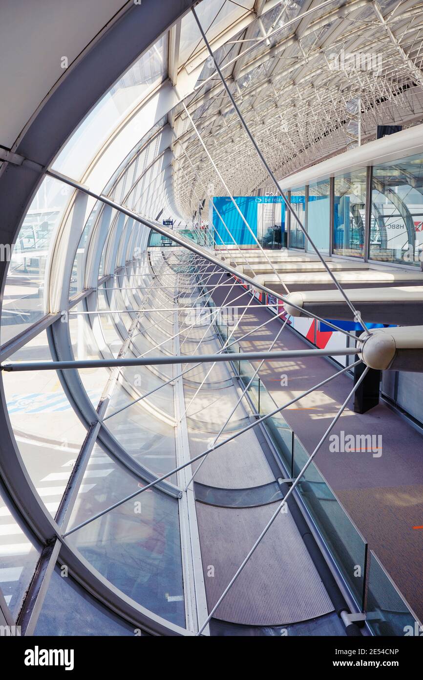 Architektonische Kurven in einem Terminal des Pariser Flughafens Charles de Gaulle, Frankreich. Stockfoto