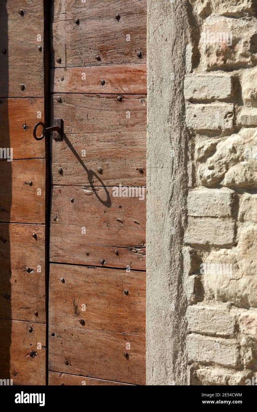 Detail einer traditionellen antiken Holztür in einem typischen Steinhaus. Hügel von Reggio Emilia, Emilia Romagna, Italien. Stockfoto