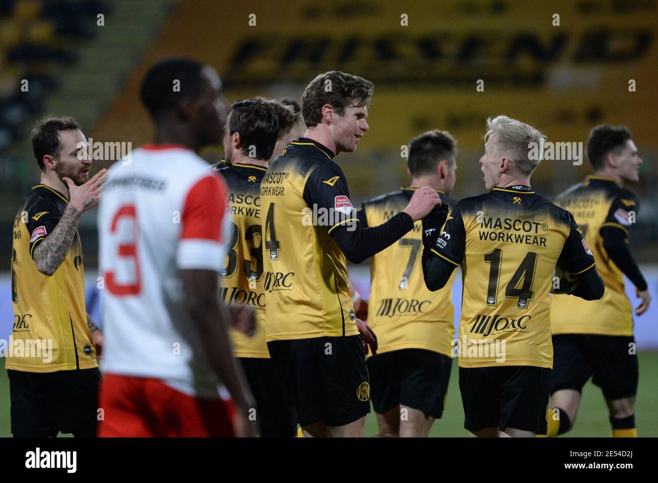 KERKRADE, NIEDERLANDE - JANUAR 24: Kapitän Kees Luijcks von Roda JC (4) feliciteert Patrick PflŸcke von Roda JC (14) traf während der Niederländer zijn doelpunt Stockfoto