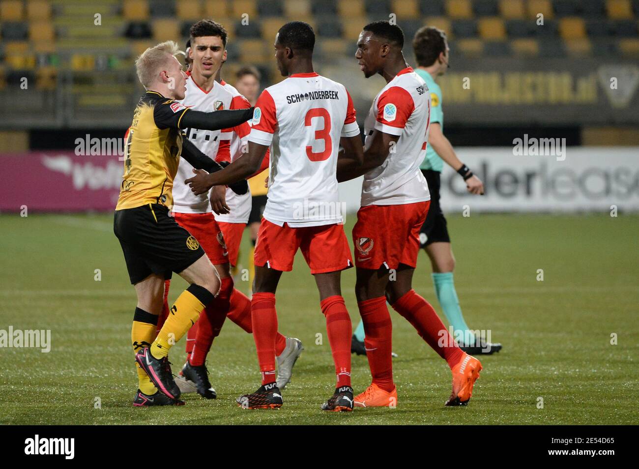 KERKRADE, NIEDERLANDE - JANUAR 24: Patrick PflŸcke von Roda JC heeft ruzie traf Jong FC Utrecht Spelers Rida El Barjiji von Jong FC Utrecht, Mark Pabai Stockfoto