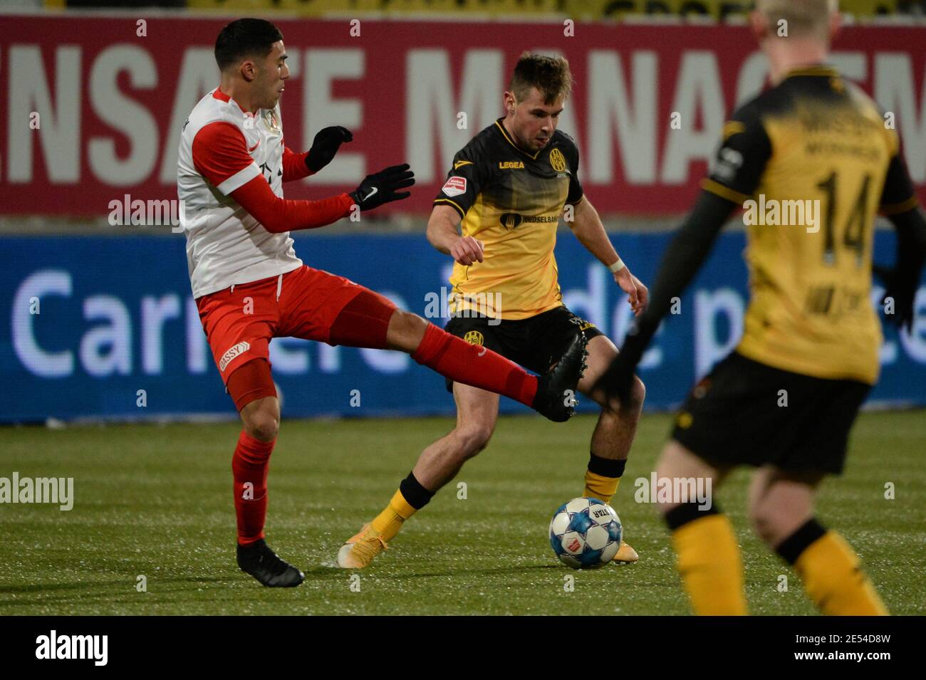 KERKRADE, NIEDERLANDE - JANUAR 24: Mohamed Mallahi vom Jong FC Utrecht, Patrick PflŸcke von Roda JC während des niederländischen Keukenkampioendivision-Spiels dazwischen Stockfoto