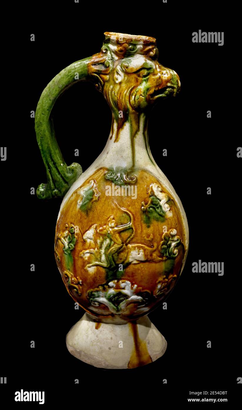 Phoenix-headed Ewer 8. Jahrhundert NORD-ZENTRAL-CHINA Tang-Dynastie (618-907 C.E.) Steingut, dreifarbige Bleiglasur (Sancai), geformte Dekoration Stockfoto