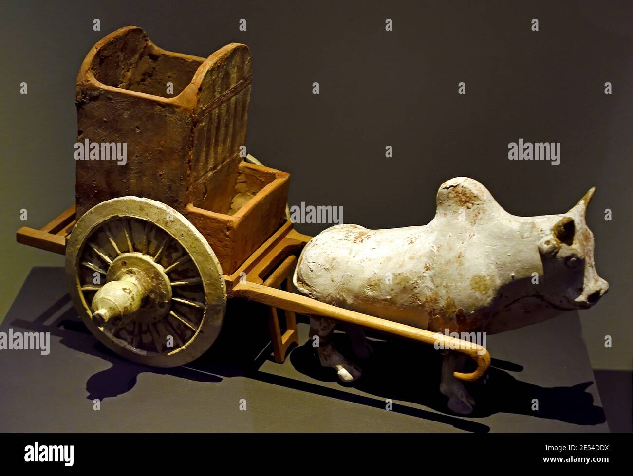 Beerdigung Modell: Bullock Cart 8. Jahrhundert . ZENTRALCHINESISCHE Tang-Dynastie (618-907 n. Chr.) Die Tang Dynastie oder Tang Reich, war eine imperiale Dynastie von China, die von 618 bis 907 regierte Stockfoto