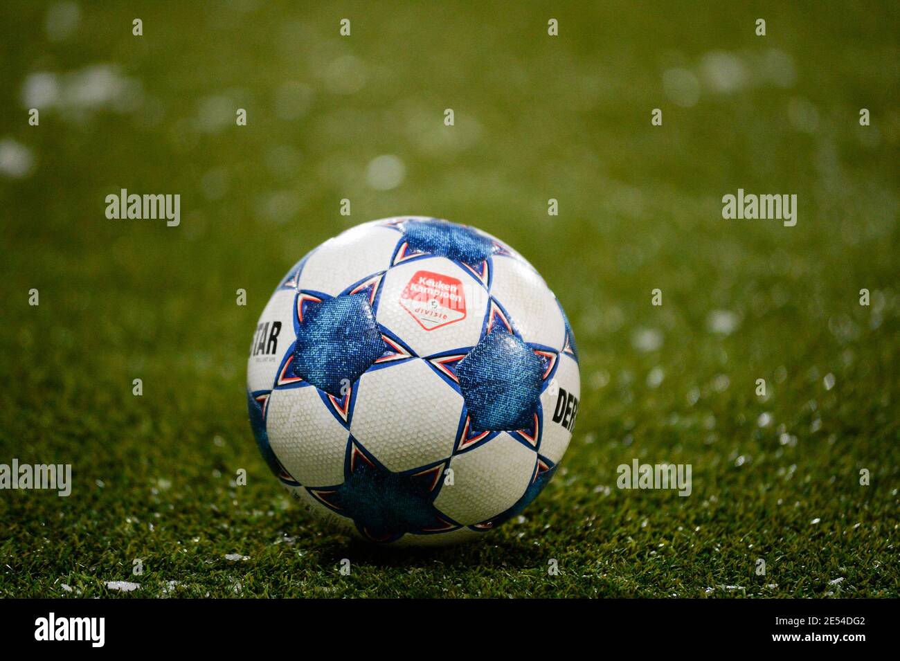 KERKRADE, NIEDERLANDE - JANUAR 24: derbystar bal während des niederländischen Keukenkampioendivision-Spiels zwischen Roda JC und FC Utrecht U23 in Parkstad Limburg Stockfoto