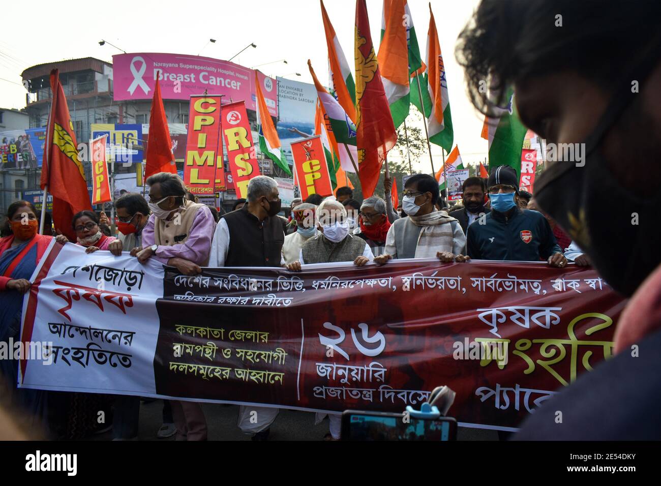 Kalkutta, Indien. Januar 2021. CPI(M) Kommunistische Partei Indiens (Marxisten) und Parteimitglieder des Kongresses protestieren gegen die jüngsten Agrarreformen der Zentralregierung in Kalkutta. (Foto von Sudipta das/Pacific Press) Quelle: Pacific Press Media Production Corp./Alamy Live News Stockfoto