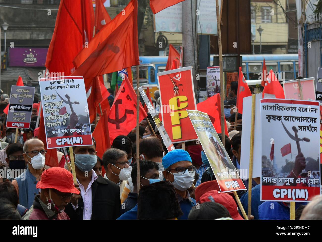 Kalkutta, Indien. Januar 2021. CPI(M) Kommunistische Partei Indiens (Marxisten) und Parteimitglieder des Kongresses protestieren gegen die jüngsten Agrarreformen der Zentralregierung in Kalkutta. (Foto von Sudipta das/Pacific Press) Quelle: Pacific Press Media Production Corp./Alamy Live News Stockfoto