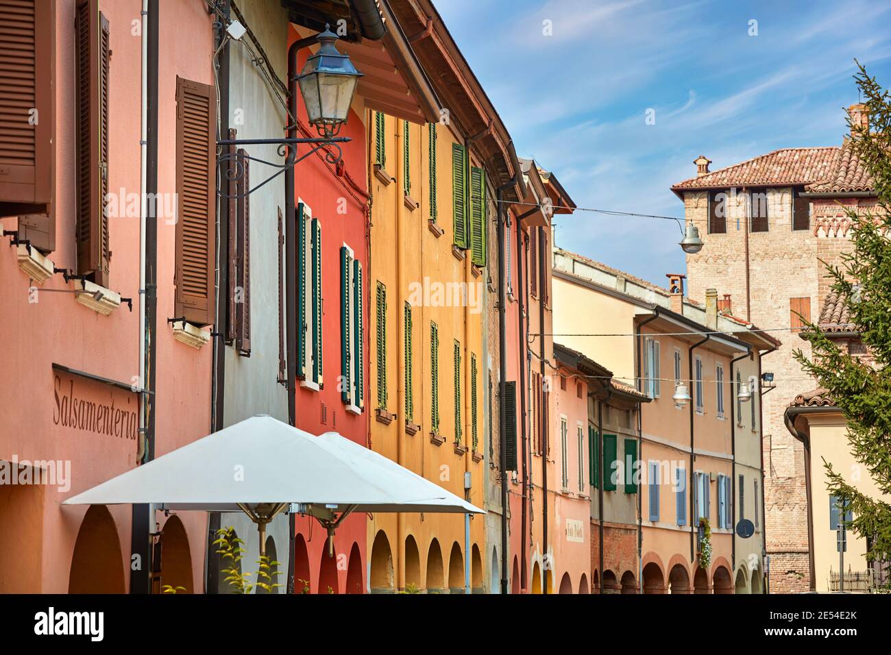 Die farbenfrohen Säulengänge von Fontanellato mit dem Schloss Rocca Sanvitale im unteren Teil, Parma, Italien. Stockfoto
