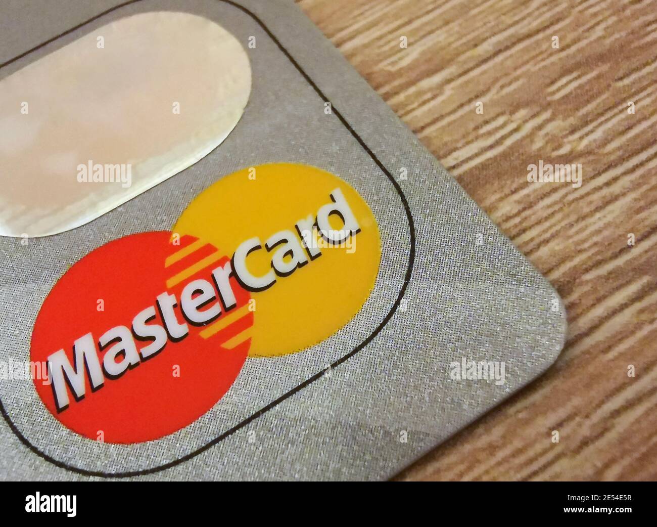 Eine Makroaufnahme einer Mastercard Kreditkarte. Mastercard ist eines der größten Kreditkartenunternehmen der Welt. 25.01.2021 Warschau, Polen Stockfoto