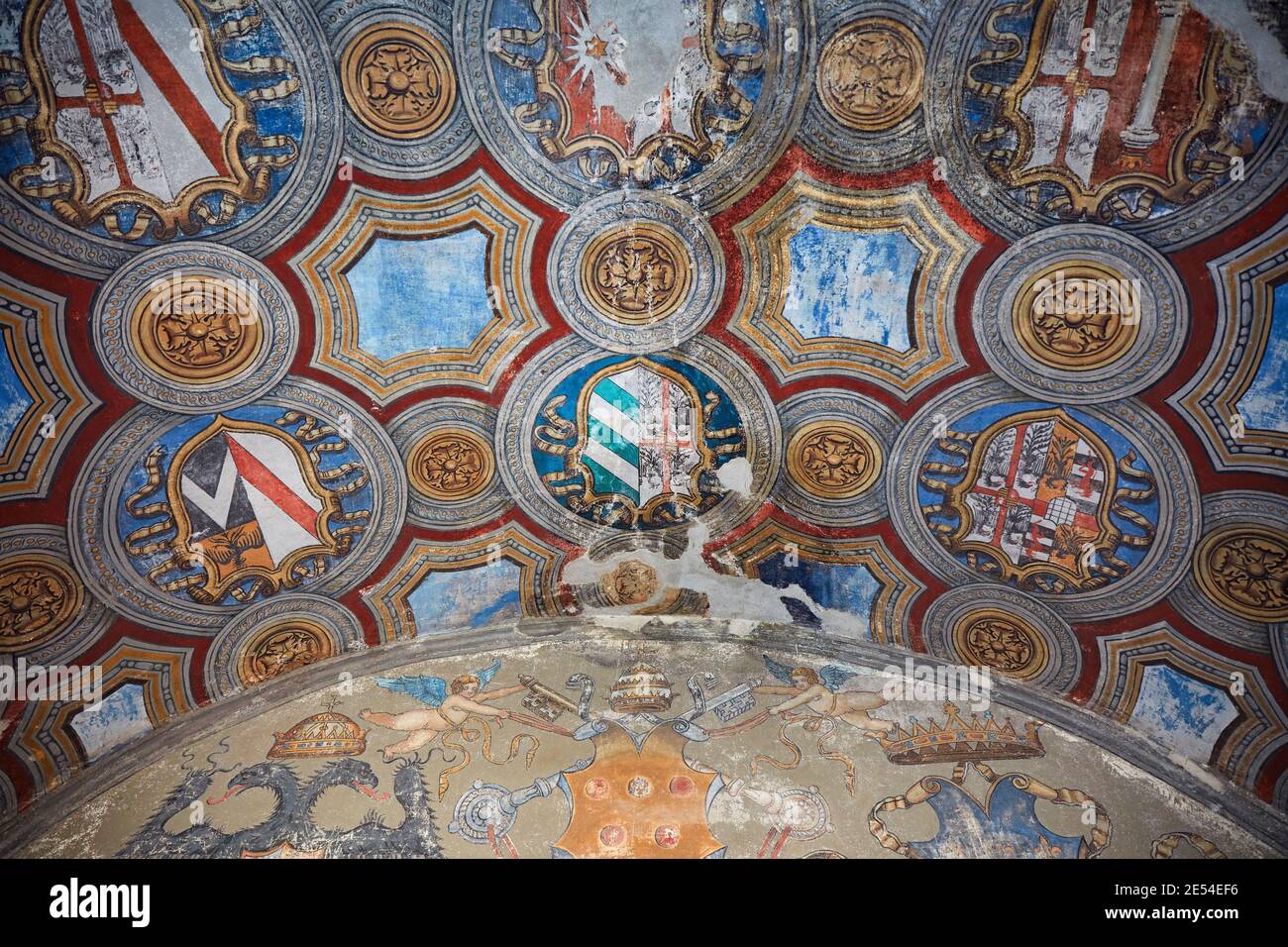 Wappen, Embleme der königlichen Familien, gemalt am Eingang des Schlosses Rocca Sanvitale, einer Festung in Fontanellato, Parma, Italien. Stockfoto