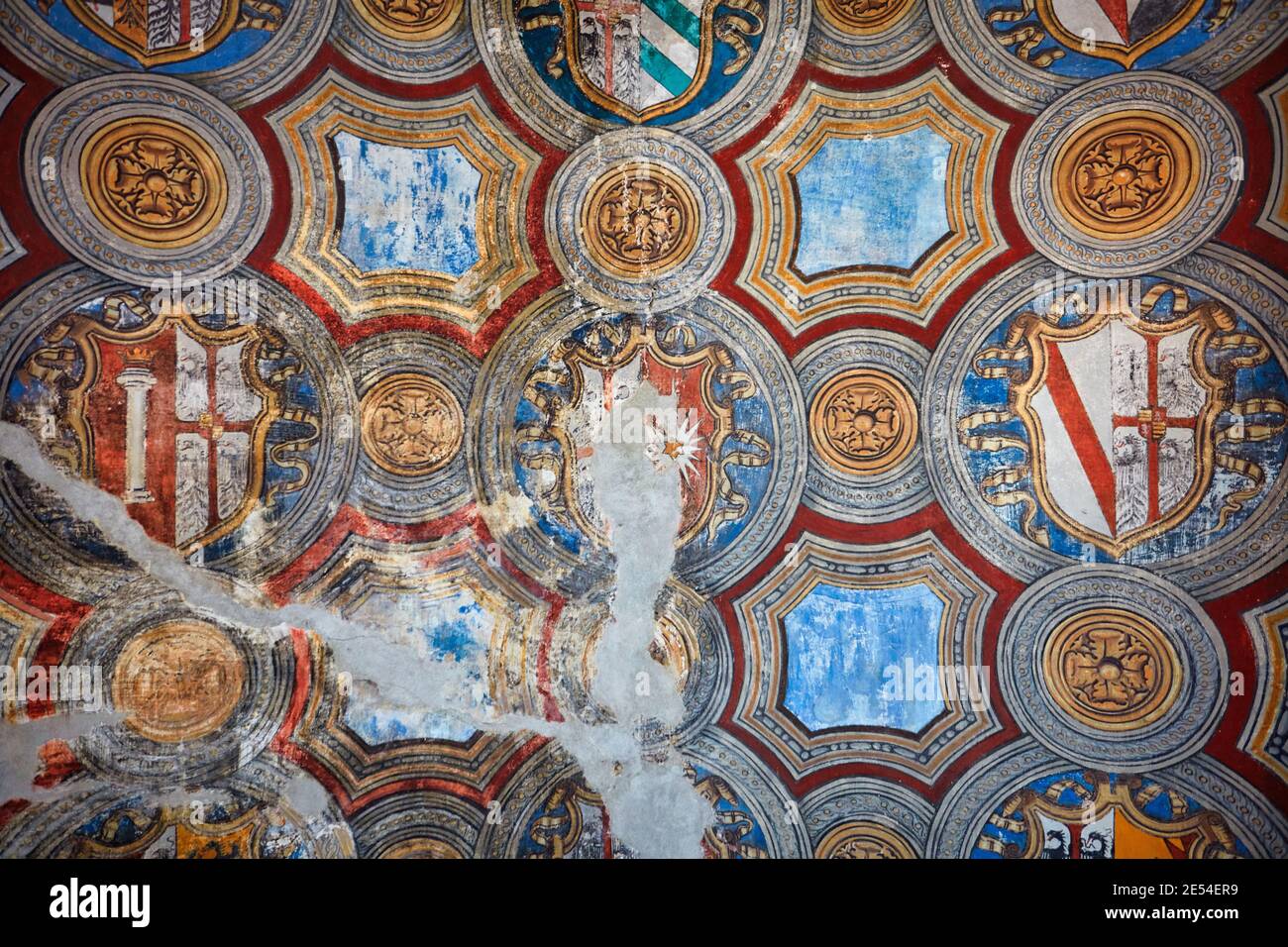 Wappen, Embleme der königlichen Familien, gemalt am Eingang des Schlosses Rocca Sanvitale, einer Festung in Fontanellato, Parma, Italien. Stockfoto