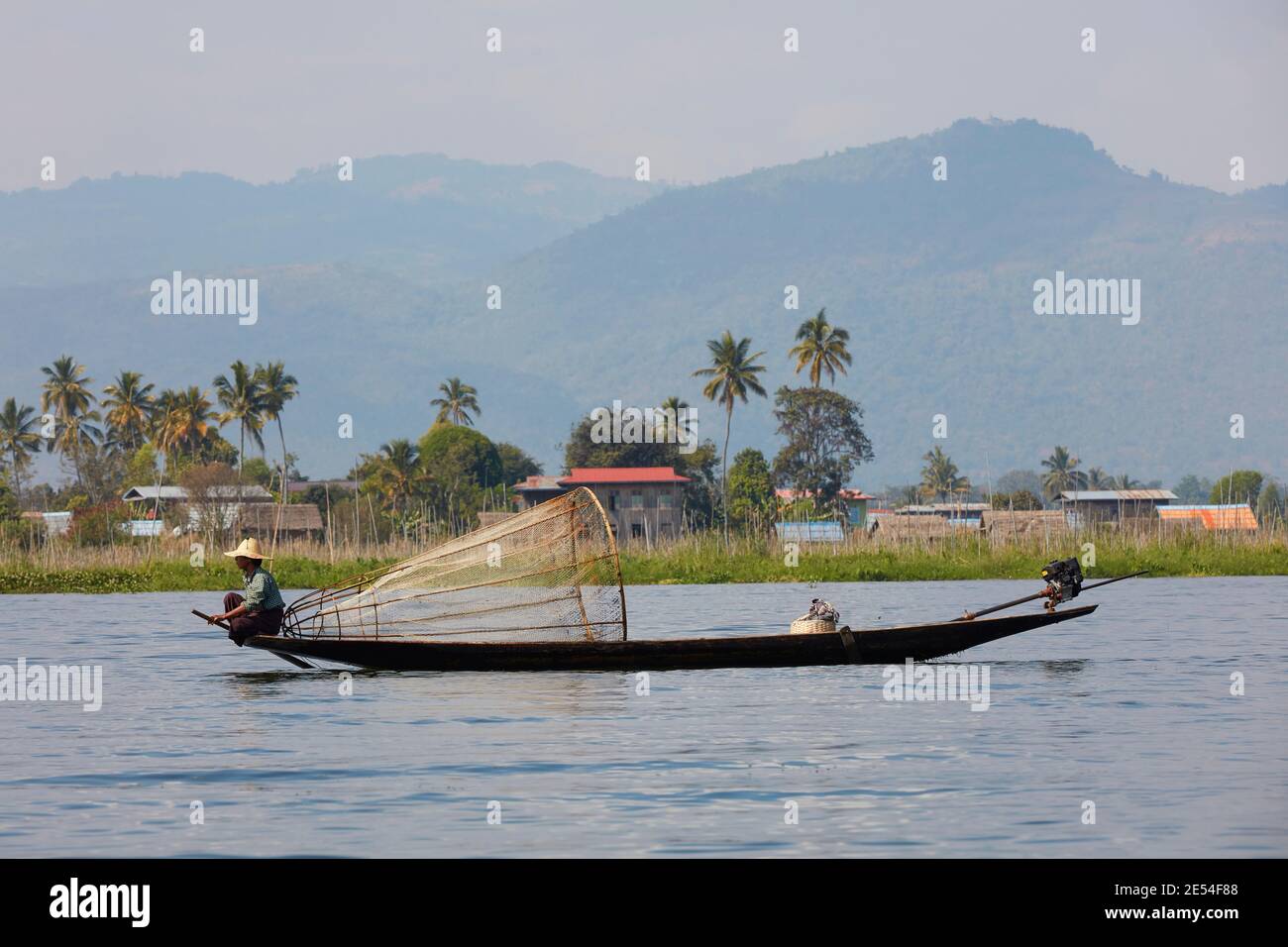 Traditionelle intha-birmanische einbeinige Fischerkuferin am Inle Lake, Myanmar. Stockfoto